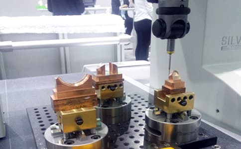 對(duì)于金屬環(huán)境的應(yīng)用，我們?cè)撛趺丛O(shè)計(jì)電子標(biāo)簽和閱讀器天線